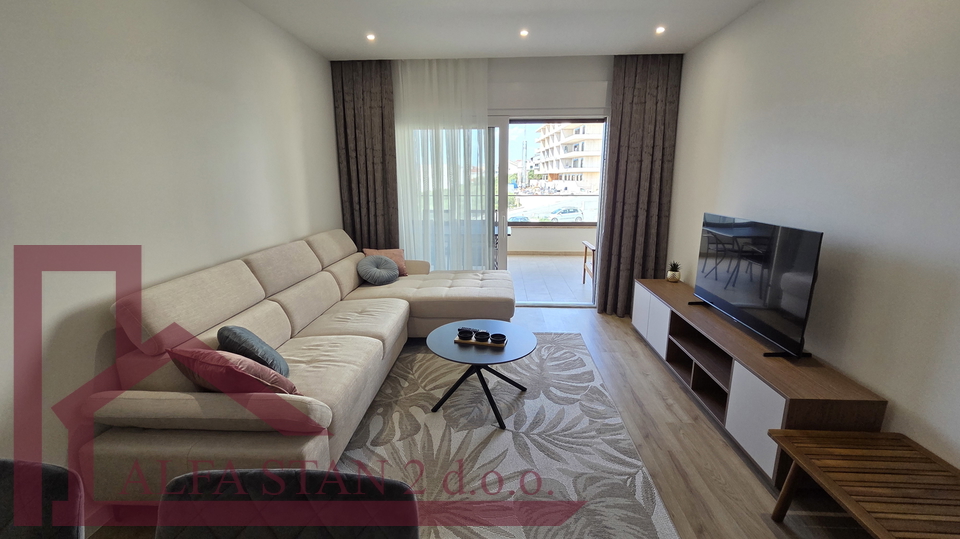 ERSTBEZUG &ndash; SONNIGE ZWEIZIMMERWOHNUNG MIT GROSSER TERRASSE UND GARAGENSTELLPLATZ &ndash; MAKARSKA