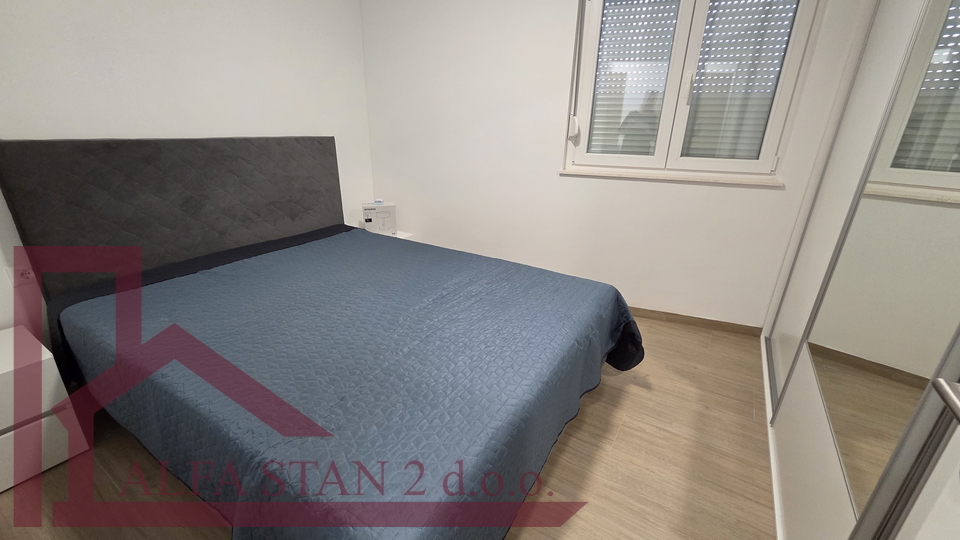 Podstrana&comma; Stro&zcaron;anac&comma; jednosobni stan sa vrtom za dugoro&ccaron;ni najam&comma; PRVO USELJENJE&excl;&excl;&excl;