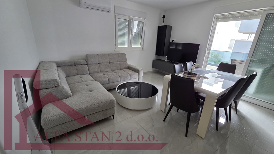 Podstrana&comma; Stro&zcaron;anac&comma; jednosobni stan sa vrtom za dugoro&ccaron;ni najam&comma; PRVO USELJENJE&excl;&excl;&excl;