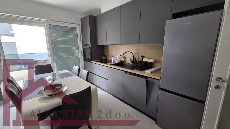 Podstrana&comma; Stro&zcaron;anac&comma; jednosobni stan za dugoro&ccaron;ni najam