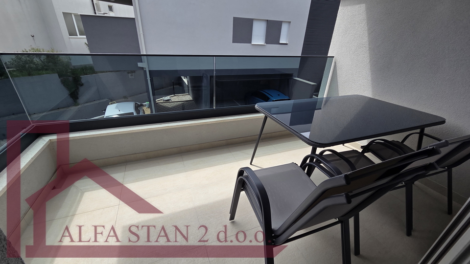 Podstrana&comma; Stro&zcaron;anac&comma; jednosobni stan za dugoro&ccaron;ni najam