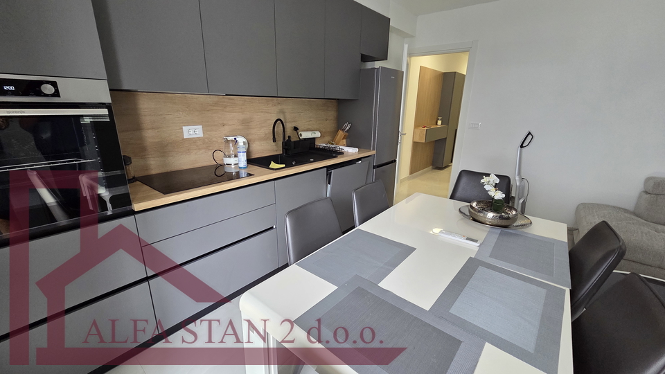 Podstrana&comma; Stro&zcaron;anac&comma; jednosobni stan sa vrtom za dugoro&ccaron;ni najam&comma; PRVO USELJENJE&excl;&excl;&excl;