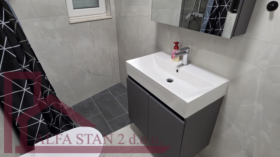 Podstrana&comma; Stro&zcaron;anac&comma; jednosobni stan sa vrtom za dugoro&ccaron;ni najam&comma; PRVO USELJENJE&excl;&excl;&excl;