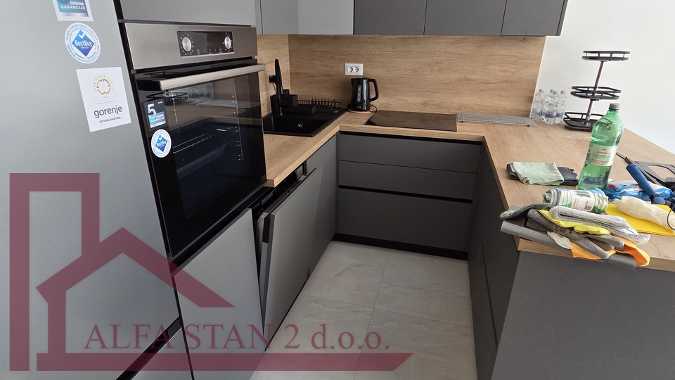 Podstrana&comma; Stro&zcaron;anac&comma; jednosobni stan sa vrtom za dugoro&ccaron;ni najam&comma; PRVO USELJENJE&excl;&excl;&excl;