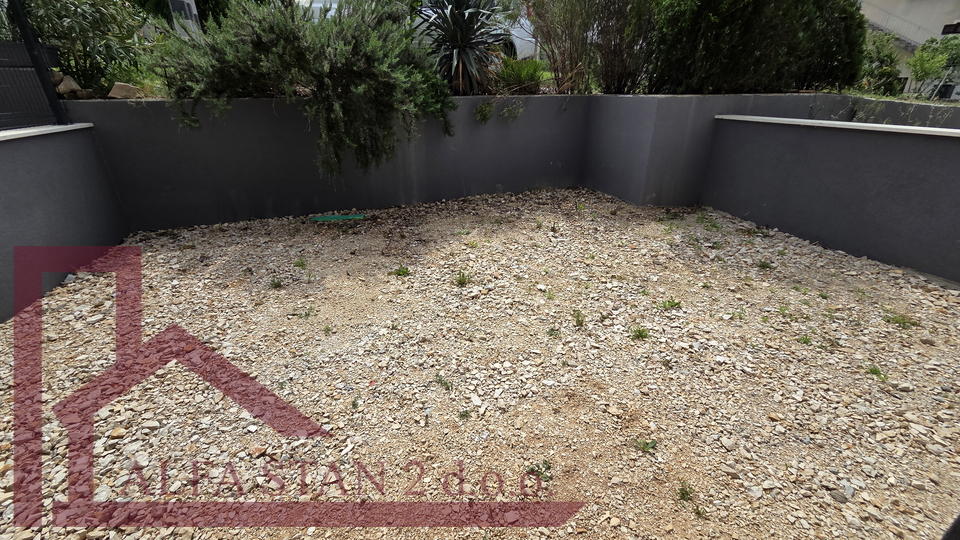 Podstrana&comma; Stro&zcaron;anac&comma; jednosobni stan sa vrtom za dugoro&ccaron;ni najam&comma; PRVO USELJENJE&excl;&excl;&excl;