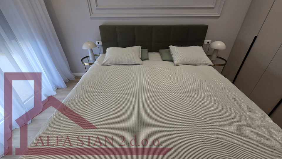 DUGORO&Ccaron;NI NAJAM- SUN&Ccaron;AN JEDNOSOBAN STAN S VELIKOM TERASOM&comma; MAKARSKA