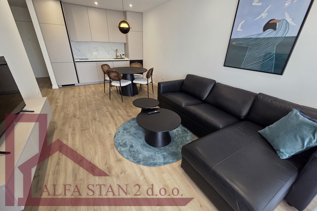 DUGOROČNI NAJAM- SUNČAN JEDNOSOBAN STAN S VELIKOM TERASOM, MAKARSKA