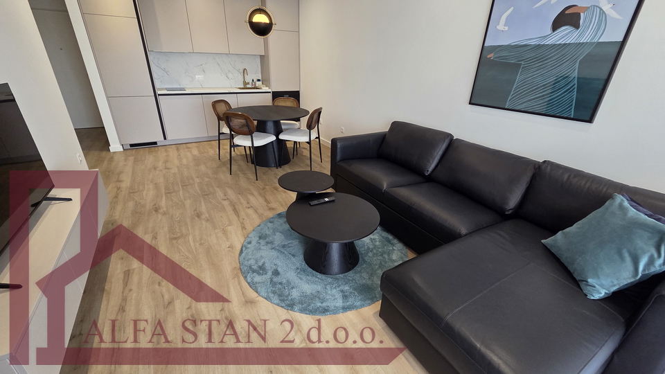 DUGORO&Ccaron;NI NAJAM- SUN&Ccaron;AN JEDNOSOBAN STAN S VELIKOM TERASOM&comma; MAKARSKA