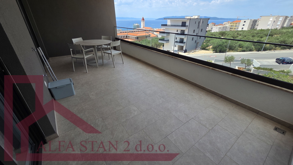 DUGORO&Ccaron;NI NAJAM- SUN&Ccaron;AN JEDNOSOBAN STAN S VELIKOM TERASOM&comma; MAKARSKA