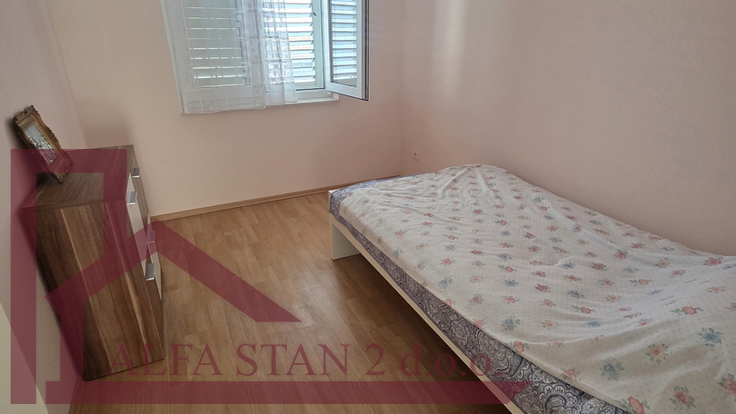 DUGORO&Ccaron;NI NAJAM &ndash; DVOSOBAN STAN&comma; PODSTRANA &ndash; STRO&Zcaron;ANAC