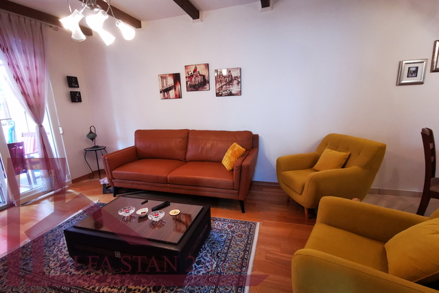 Dvosoban stan za najam – Podstrana, Strožanac (100 m od plaže)