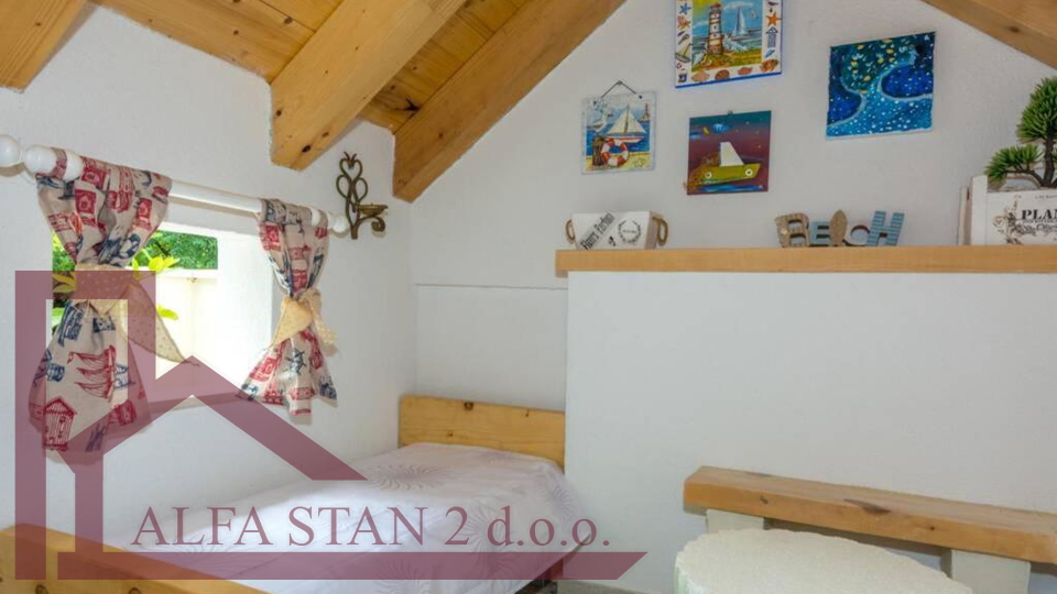 NAJAM&comma; KU&Cacute;A S BAZENOM I POGLEDOM NA MORE &ndash; &Ccaron;IOVO&comma; MASTRINKA