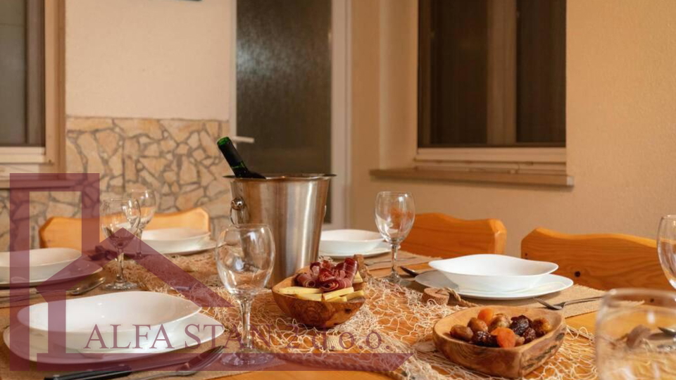 NAJAM&comma; KU&Cacute;A S BAZENOM I POGLEDOM NA MORE &ndash; &Ccaron;IOVO&comma; MASTRINKA