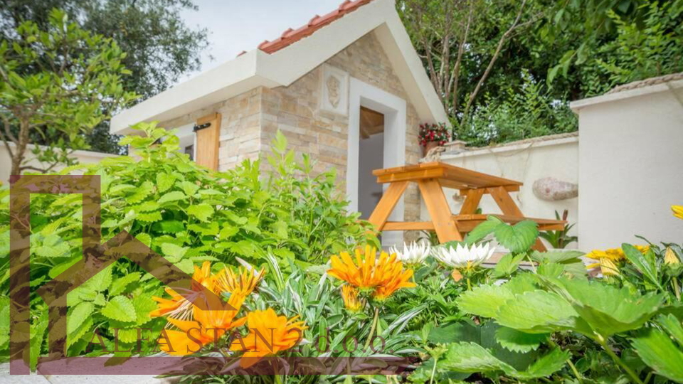NAJAM&comma; KU&Cacute;A S BAZENOM I POGLEDOM NA MORE &ndash; &Ccaron;IOVO&comma; MASTRINKA