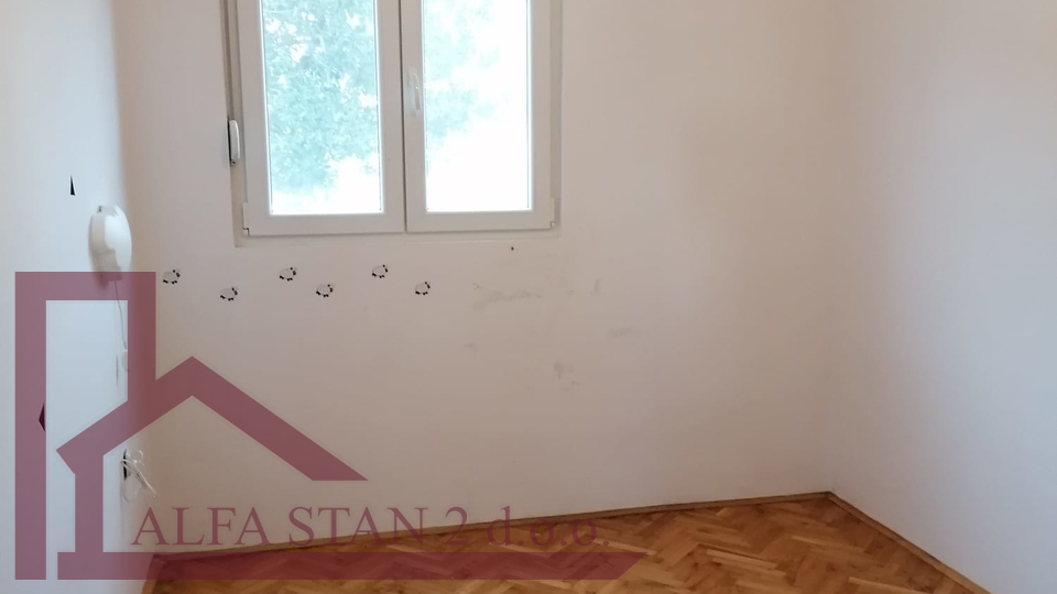 Solin&comma; ku&cacute;a sa dva  stana po 80 m2