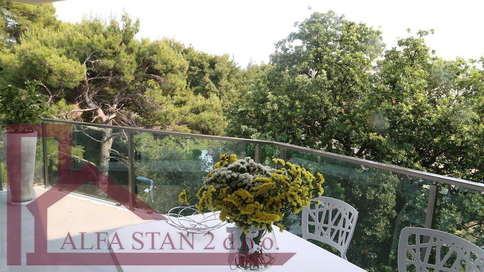 Podstrana&comma; Luksuzan dvosoban stan DUGORO&Ccaron;NI NAJAM&comma; 50 metara od mora