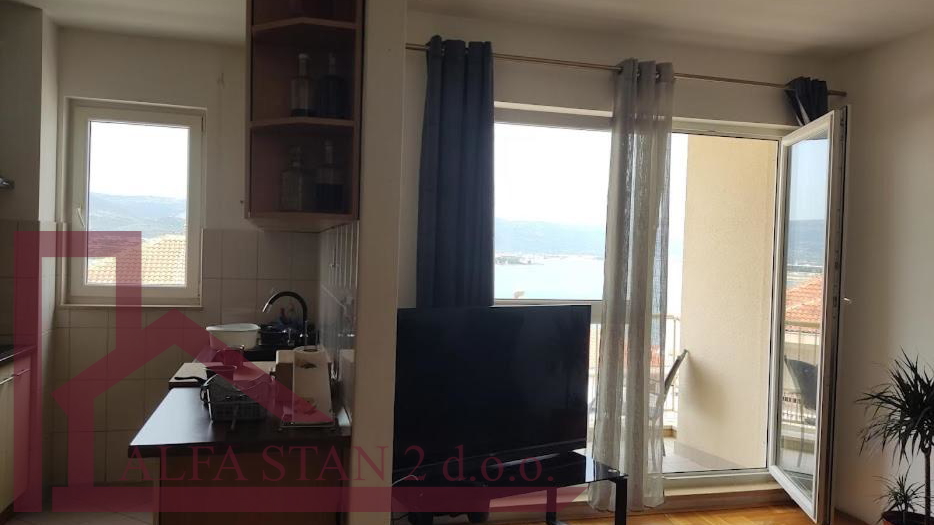 APARTMENT FOR SALE &ndash; MI&Scaron;EVAC NEAR TROGIR &vert; SEA VIEW &vert; 250 m FROM THE BEACH