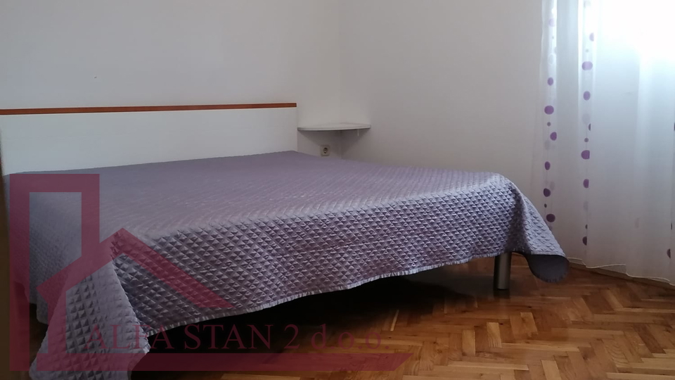 Solin&comma; ku&cacute;a sa dva  stana po 80 m2