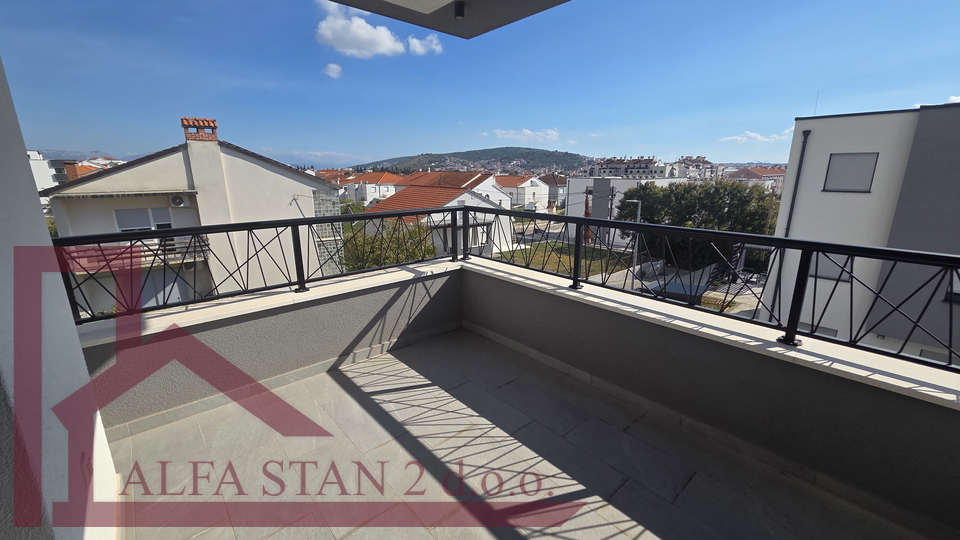 Trogir&comma; prvo useljenje&comma; dugoro&ccaron;ni najam dvosobnog stana