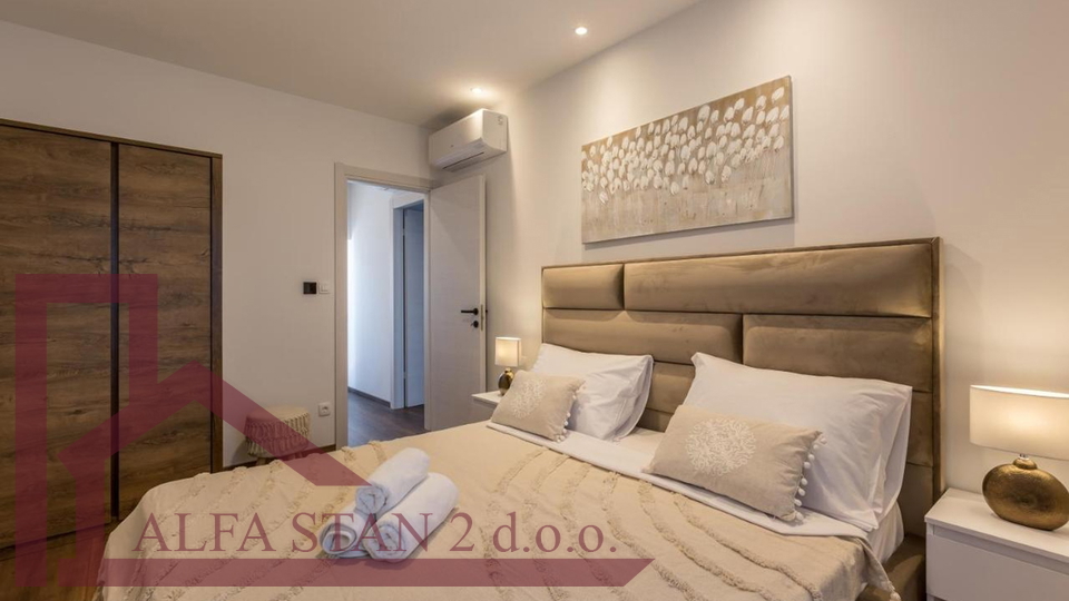 Zu verkaufen&colon; Luxuri&ouml;se Villa mit Pool und Meerblick &ndash; Podstrana&comma; Split