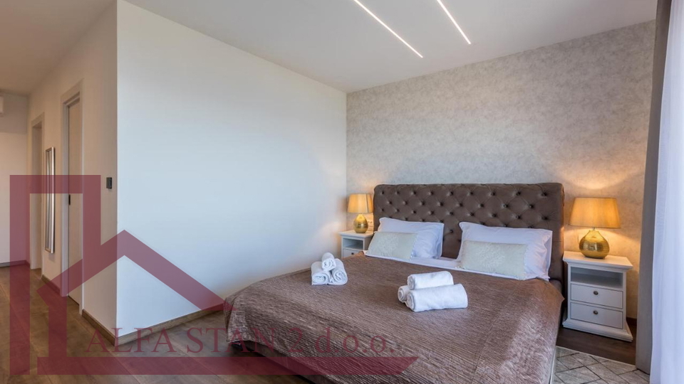 Zu verkaufen&colon; Luxuri&ouml;se Villa mit Pool und Meerblick &ndash; Podstrana&comma; Split