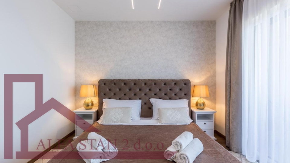 Zu verkaufen&colon; Luxuri&ouml;se Villa mit Pool und Meerblick &ndash; Podstrana&comma; Split