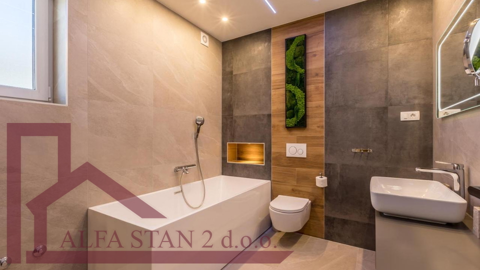 Zu verkaufen&colon; Luxuri&ouml;se Villa mit Pool und Meerblick &ndash; Podstrana&comma; Split