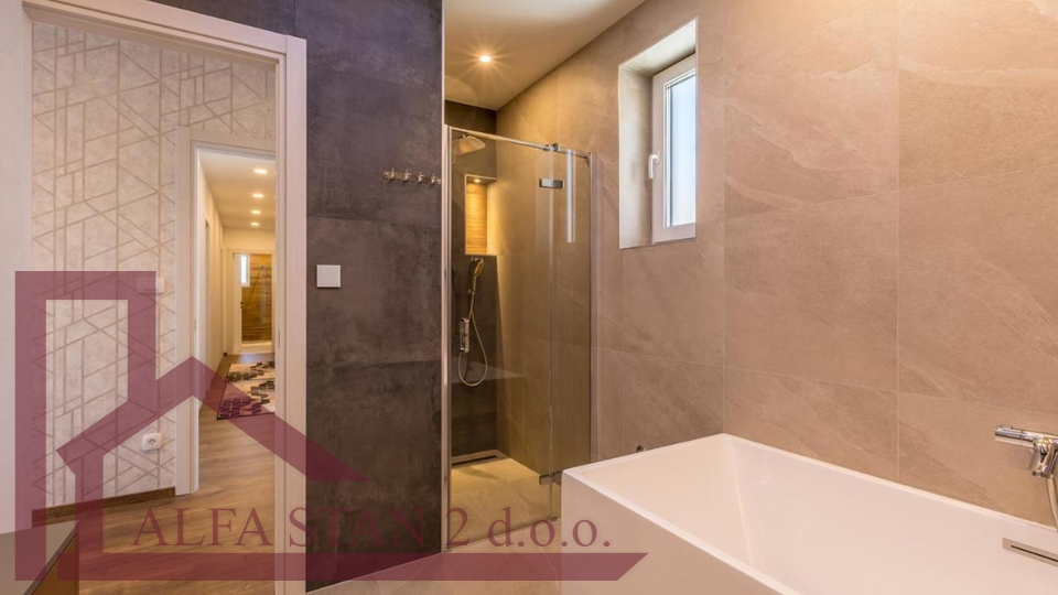 Zu verkaufen&colon; Luxuri&ouml;se Villa mit Pool und Meerblick &ndash; Podstrana&comma; Split
