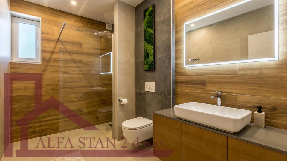 Zu verkaufen&colon; Luxuri&ouml;se Villa mit Pool und Meerblick &ndash; Podstrana&comma; Split