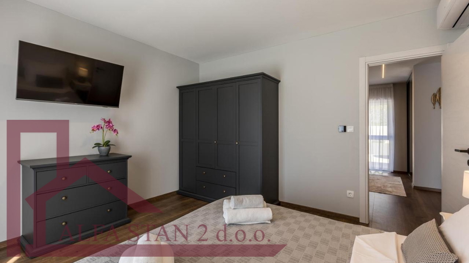Zu verkaufen&colon; Luxuri&ouml;se Villa mit Pool und Meerblick &ndash; Podstrana&comma; Split