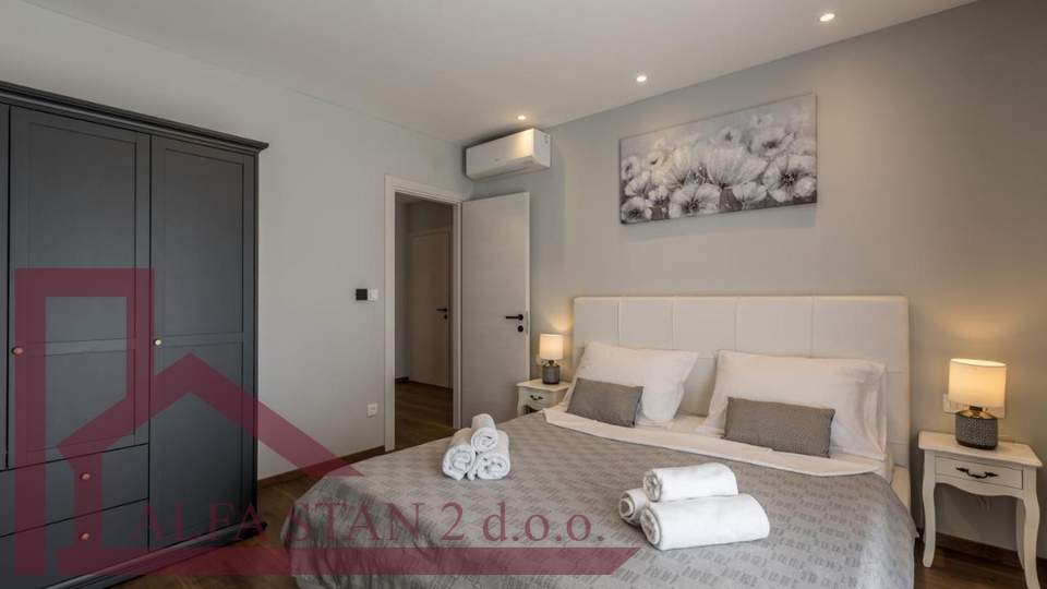 Zu verkaufen&colon; Luxuri&ouml;se Villa mit Pool und Meerblick &ndash; Podstrana&comma; Split