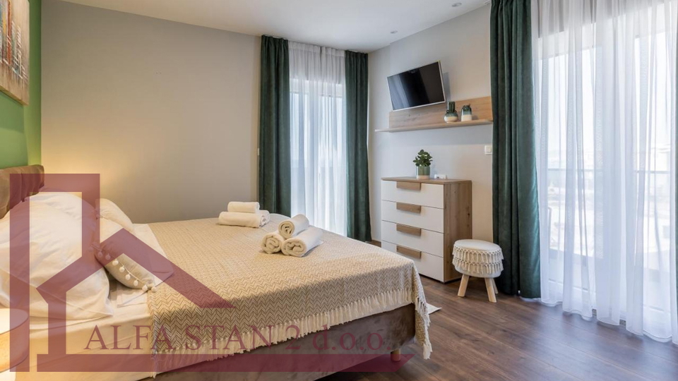 Zu verkaufen&colon; Luxuri&ouml;se Villa mit Pool und Meerblick &ndash; Podstrana&comma; Split