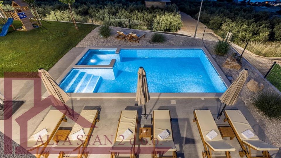 Zu verkaufen&colon; Luxuri&ouml;se Villa mit Pool und Meerblick &ndash; Podstrana&comma; Split