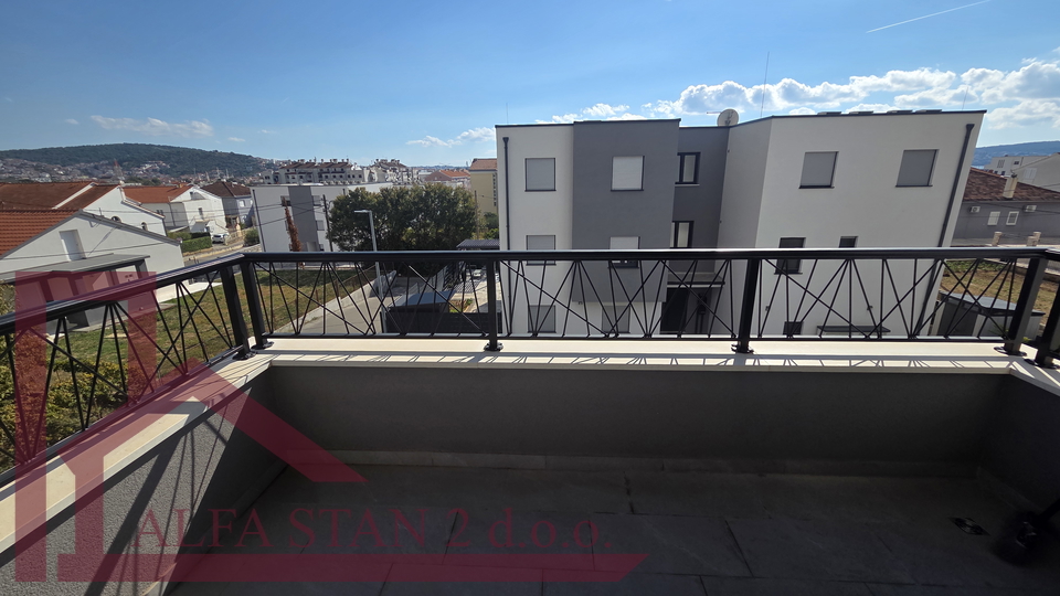 Trogir&comma; prvo useljenje&comma; dugoro&ccaron;ni najam dvosobnog stana