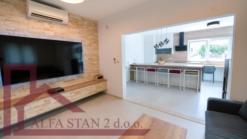NAJAM&comma; KU&Cacute;A S BAZENOM I POGLEDOM NA MORE &ndash; &Ccaron;IOVO&comma; MASTRINKA