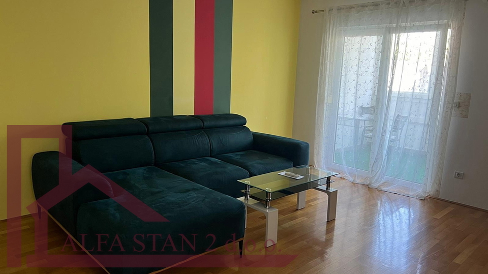 Long-term rent of a one-room apartment - center of Makarska