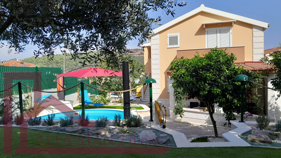 House&comma; 162 m2&comma; For Sale&comma; Okrug - Okrug Gornji