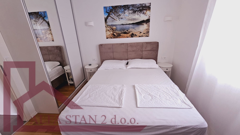 Podstrana&comma; Stro&zcaron;anac&comma; Luksuzan trosobni stan sa dva parkinga&comma; krovnom terasom i pogledom na more