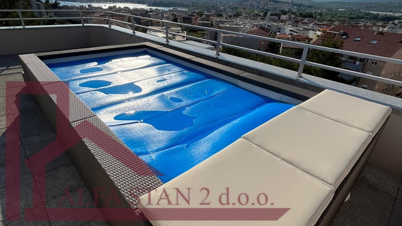 Podstrana&comma; Stro&zcaron;anac&comma; Luksuzan trosobni stan sa dva parkinga&comma; krovnom terasom i pogledom na more