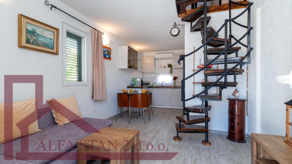 najam jednosobnog stana Trogir, Žedno