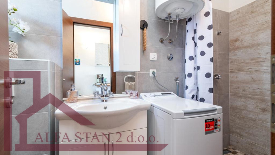 najam jednosobnog stana Trogir, Žedno