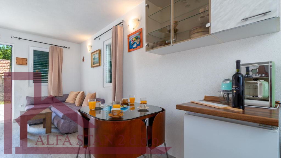 najam jednosobnog stana Trogir, Žedno