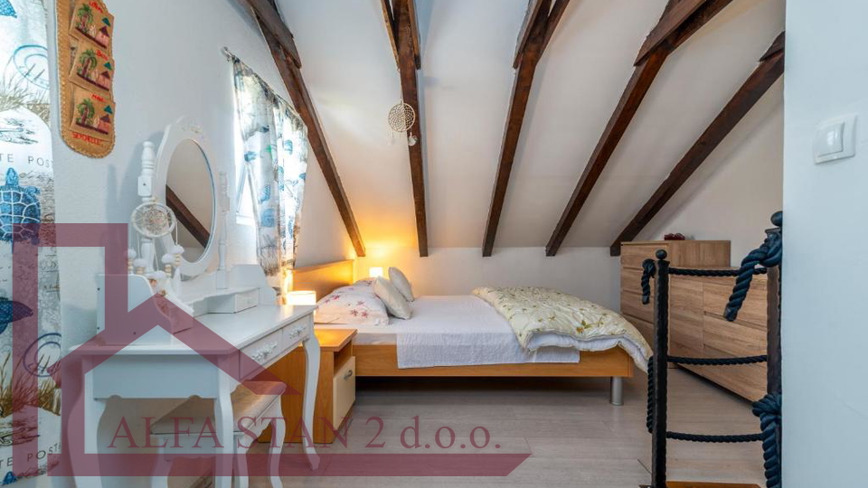 najam jednosobnog stana Trogir, Žedno