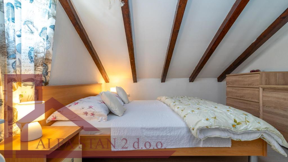 najam jednosobnog stana Trogir, Žedno