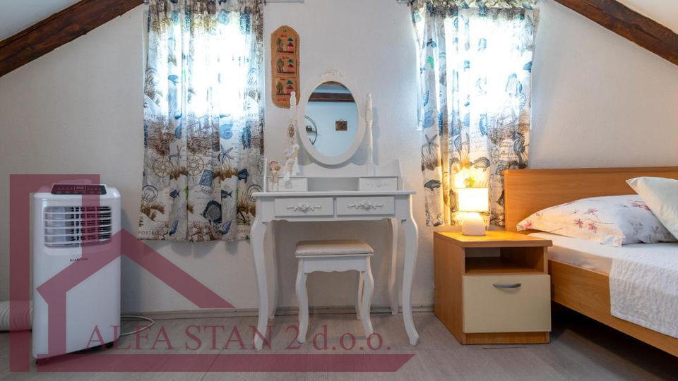 najam jednosobnog stana Trogir, Žedno