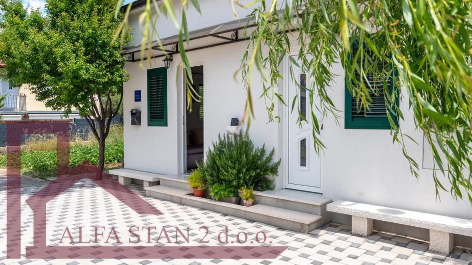 najam jednosobnog stana Trogir, Žedno