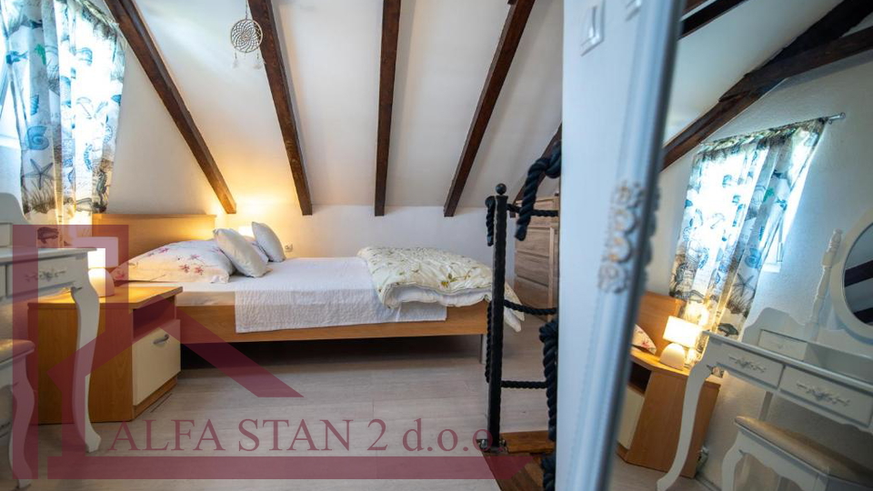 najam jednosobnog stana Trogir, Žedno