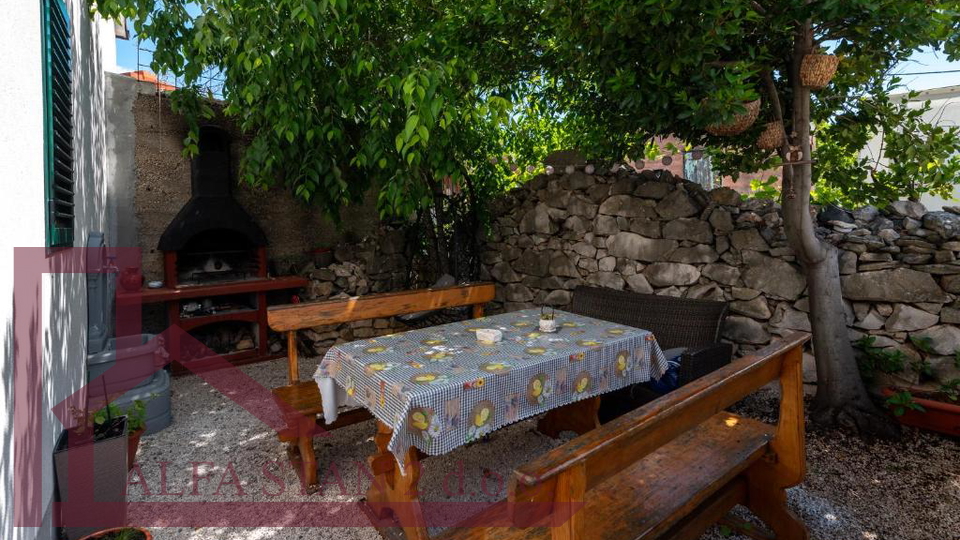 najam jednosobnog stana Trogir, Žedno