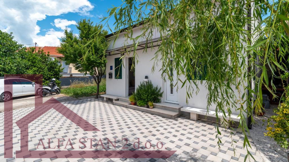 najam jednosobnog stana Trogir, Žedno
