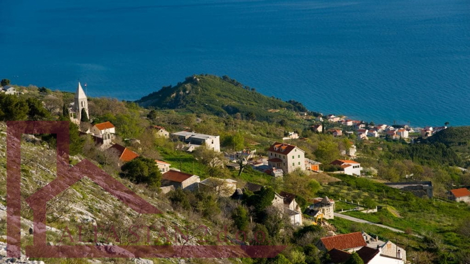 Terreno con vista aperta per la costruzione di una villa, spese comunali pagate e cantiere registrato.